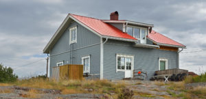 uusi puutalo ja kallio